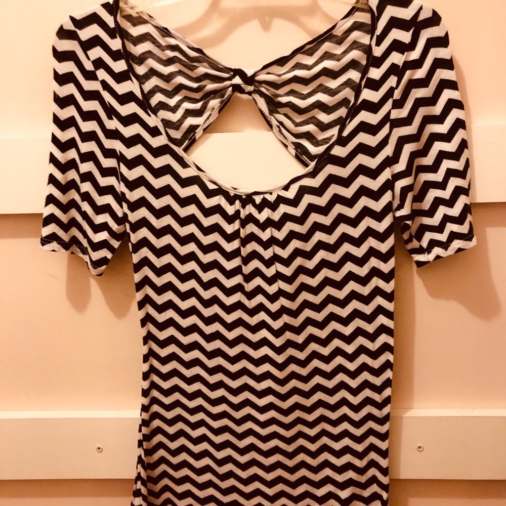 ❤️❤️5/$25 ❤️❤️❤️ Black and white shirt